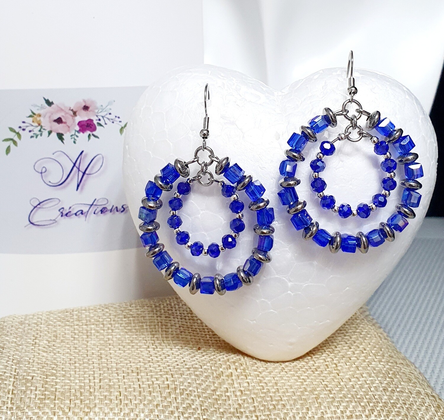 💙💎 Scintillantes doubles créoles en acier inoxydable. Cubes de cristal bleus Saphir et petites perles toupies facettées. Superbes! 🤩 Fabrication artisanale. Exemplaire unique.
