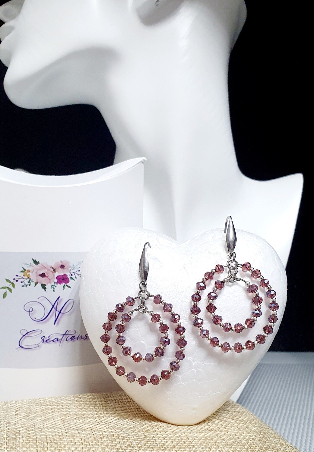 💜 Ultra féminines et très légères. Doubles créoles perles toupies facettées en cristal pourpre. Fabrication artisanale. Exemplaire unique.