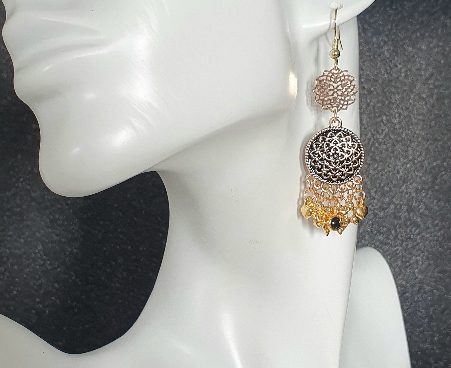 🙏 Ravissantes boucles d&#39;oreilles Mandala noir/or. Déclinaison de petites breloques plaquées or. Fabrication artisanale. Exemplaire unique.