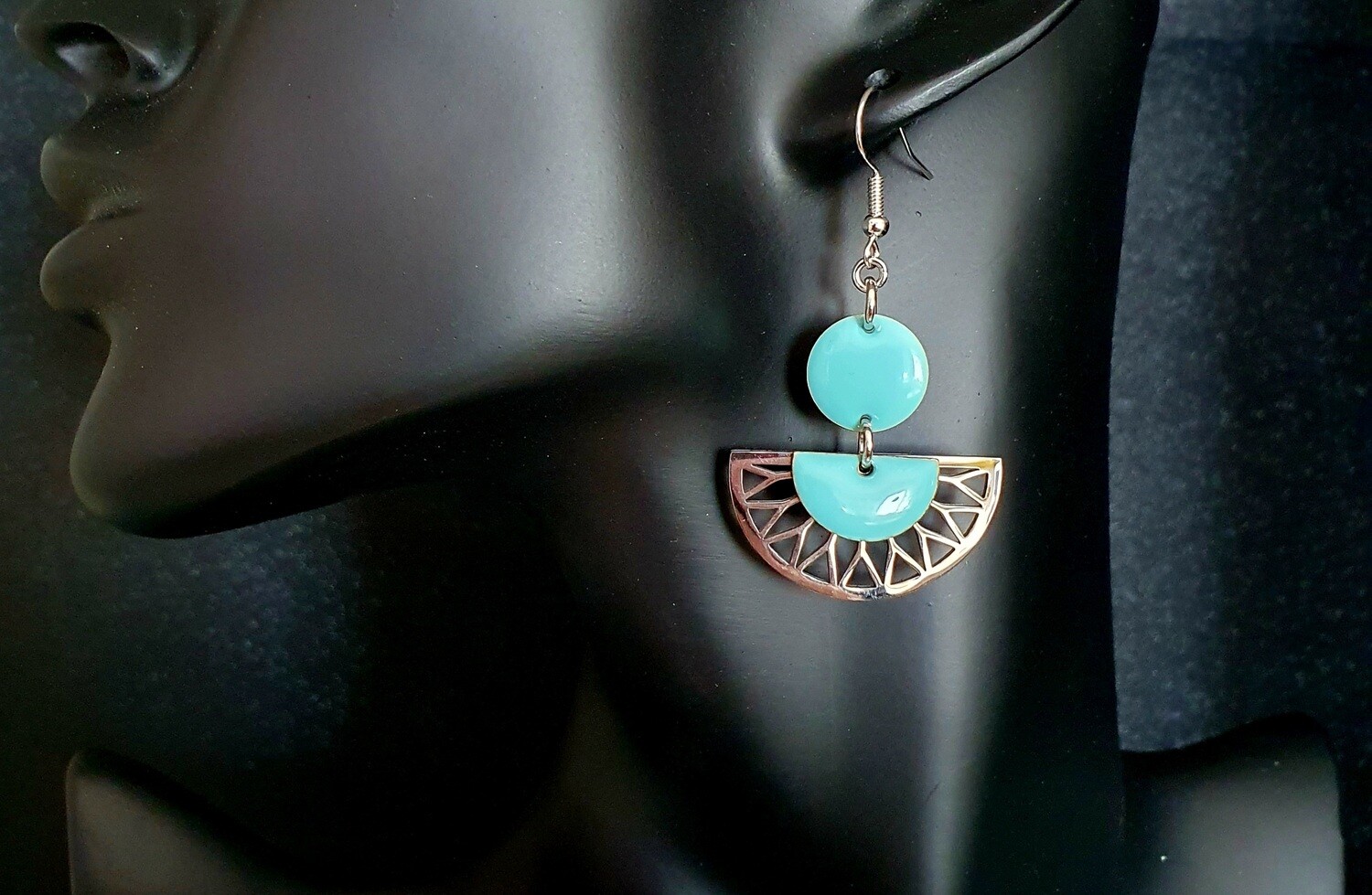 💚💙 Élégantes boucles d&#39;oreilles en acier inoxydable. Sequins en émail brillant turquoise bi-faces. Fabrication artisanale. Exemplaire unique.