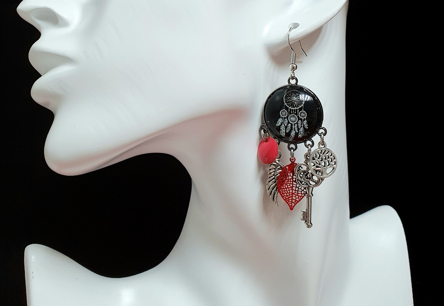 🌠 Jolies et originales Boucles d&#39;oreilles attrape-rêves cabochons noirs et petites breloques. Fabrication artisanale. Exemplaire unique.