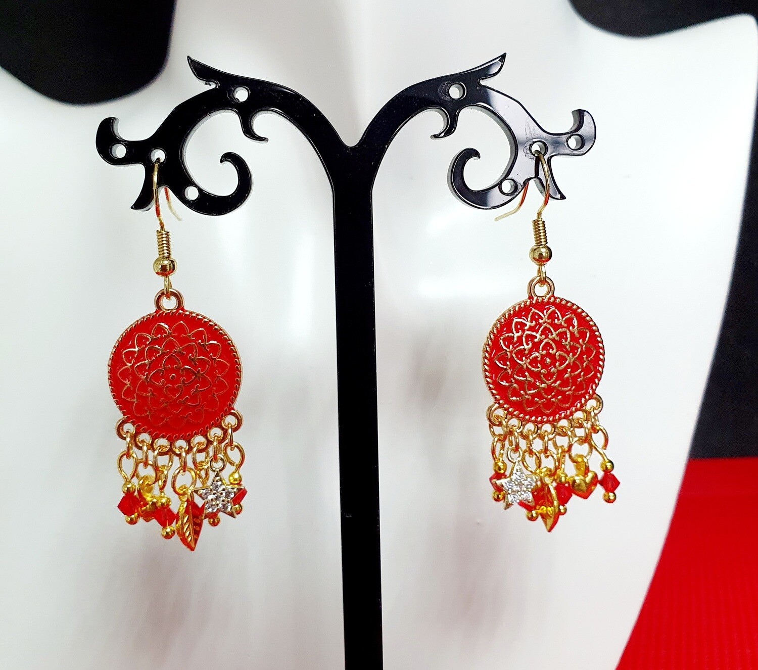 🙏 Ravissantes boucles d&#39;oreilles Mandala rouge/or. Breloques dorées et perles toupies en cristal rouge. Fabrication artisanale. Exemplaire unique.