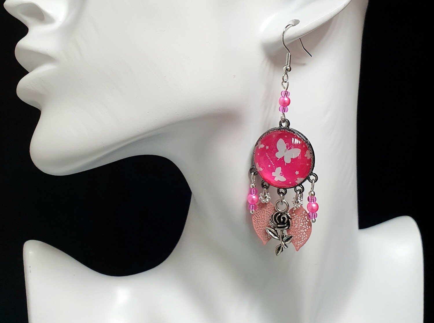 🦋🌹 Bucoliques 🌹🦋 Ravissantes boucles d&#39;oreilles en acier inoxydable. Cabochons bombés papillons sur fond fuchsia. Breloques. Fabrication artisanale. Exemplaire unique.