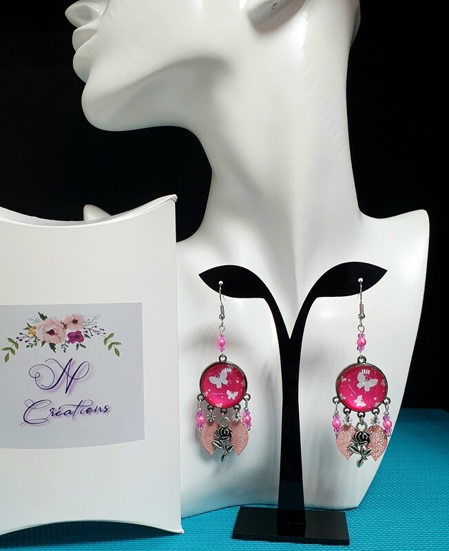 🦋🌹 Bucoliques 🌹🦋 Ravissantes boucles d'oreilles en acier inoxydable. Cabochons bombés papillons sur fond fuchsia. Breloques. Fabrication artisanale. Exemplaire unique.