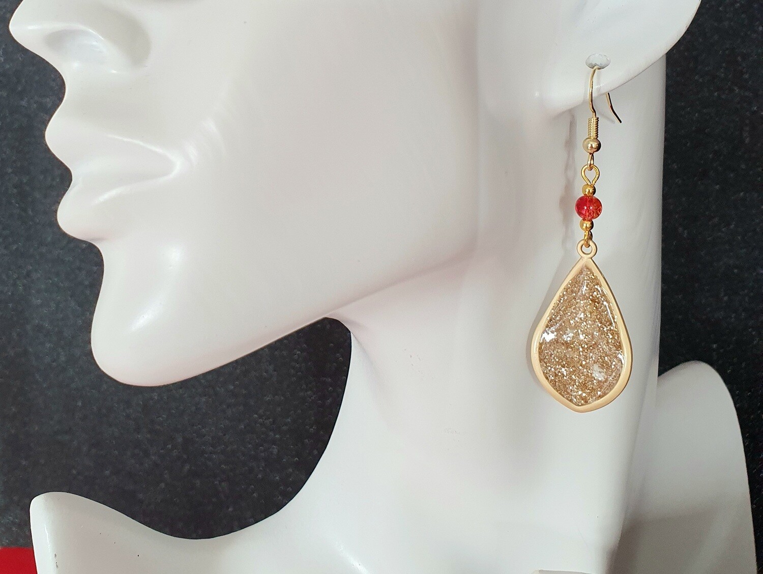 💖 Ultra féminines 💄 et très légères à porter. Boucles d&#39;oreilles Gouttes dorées mates. Résine pailletée. Fabrication artisanale. Exemplaire unique.