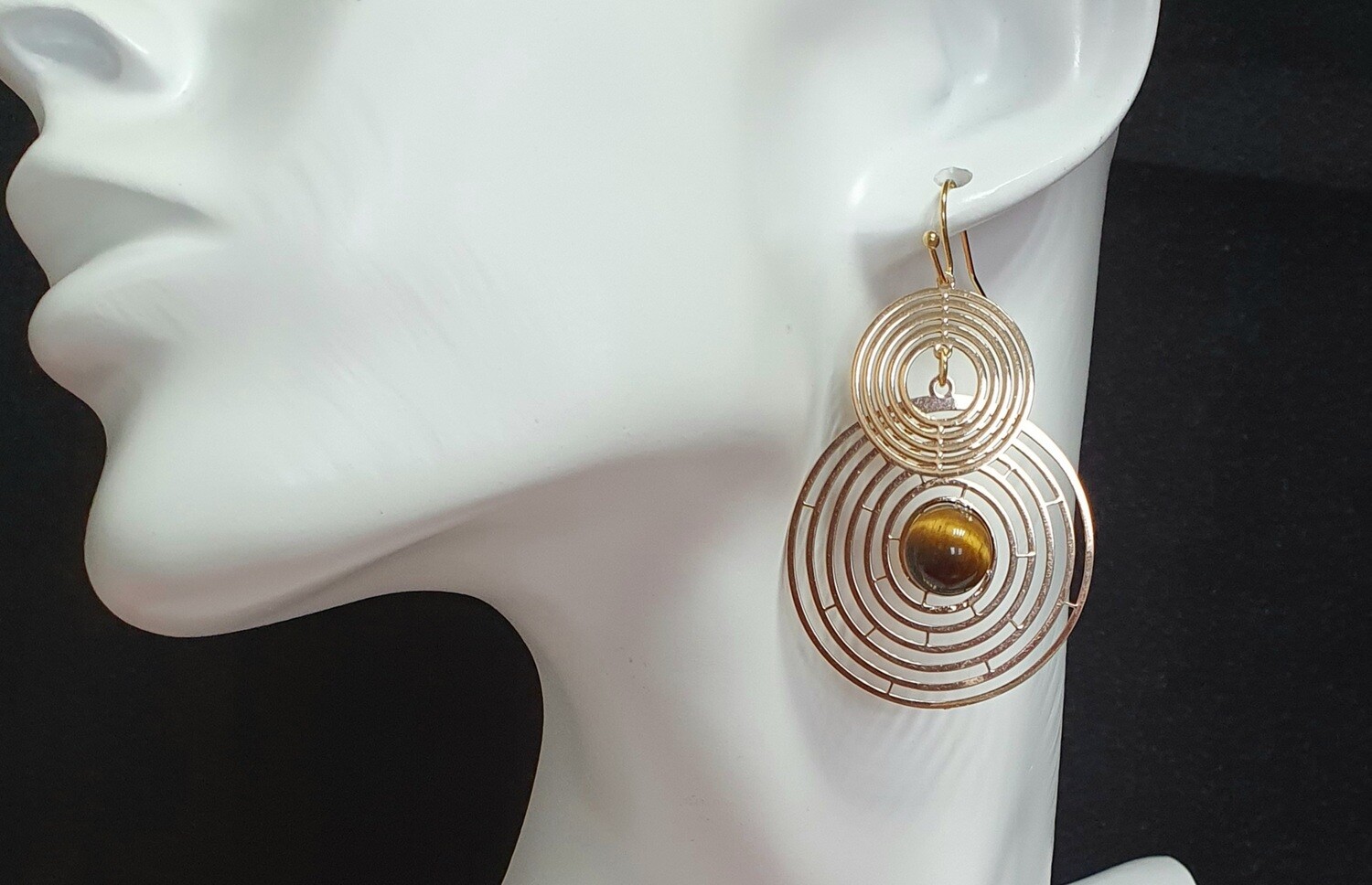 🐅 Élégantes et rafinées boucles d&#39;oreilles spirales dorées et cabochons Œil de tigre. Fabrication artisanale. Exemplaire unique.
