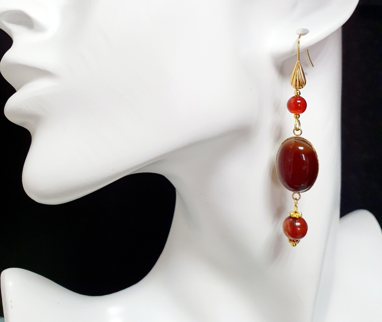 🙏🧡 Très belles boucles d&#39;oreilles dorées. Cornaline et Sardonyx. Fabrication artisanale. Exemplaire unique.