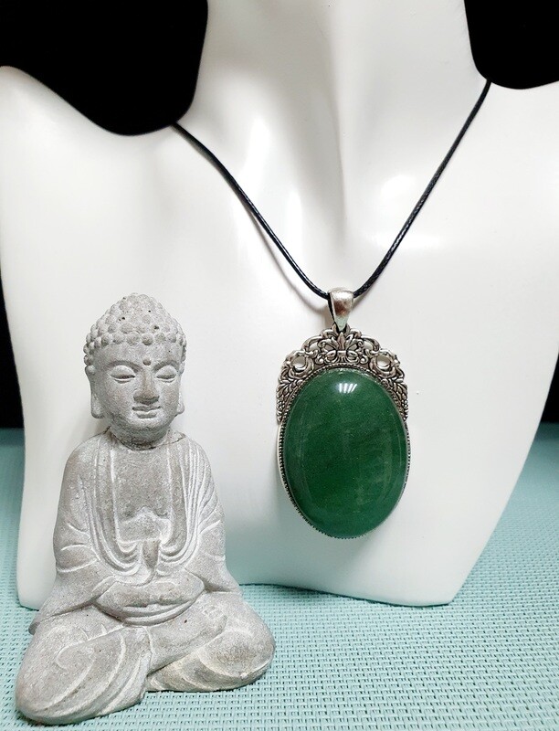 🙏💚 Superbe pendentif en acier. Cabochon géant en véritable Aventurine. Fabrication artisanale. Exemplaire unique.