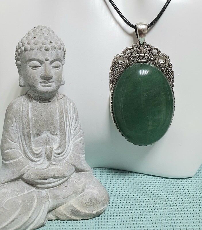 🙏💚 Superbe pendentif en acier. Cabochon géant en véritable Aventurine. Fabrication artisanale. Exemplaire unique.