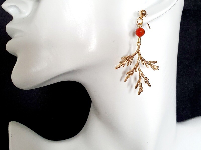 🐠🦀 Superbes boucles d&#39;oreilles Corail doré et perles de Sardonyx. Fabrication artisanale.