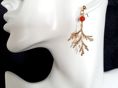 🐠🦀 Superbes boucles d&#39;oreilles Corail doré et perles de Sardonyx. Fabrication artisanale.