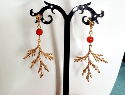 🐠🦀 Superbes boucles d&#39;oreilles Corail doré et perles de Sardonyx. Fabrication artisanale.