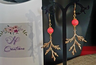 🐠⛱️ Très jolies boucles d&#39;oreilles branches de Corail dorées. Fabrication artisanale. Modèle unique.