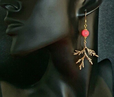🐠⛱️ Très jolies boucles d&#39;oreilles branches de Corail dorées. Fabrication artisanale. Modèle unique.