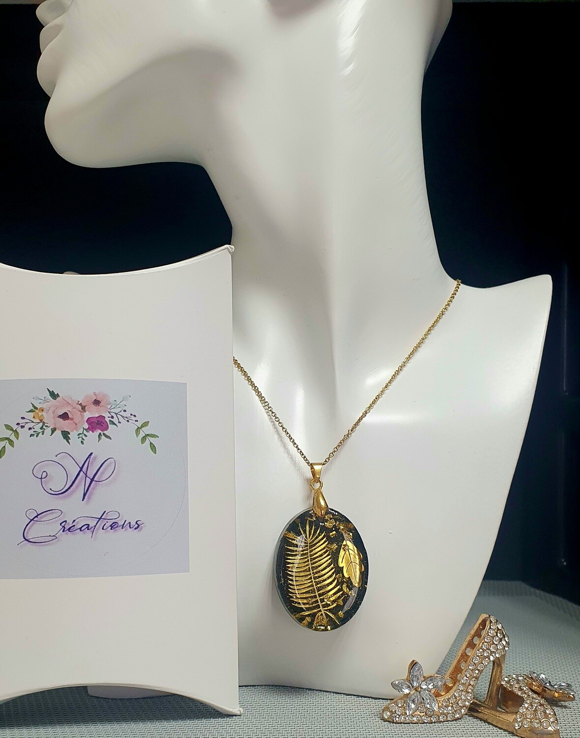 🌿🍃 Très beau pendentif en résine noire et feuilles de fougères dorées. Fabrication artisanale. Modèle unique.