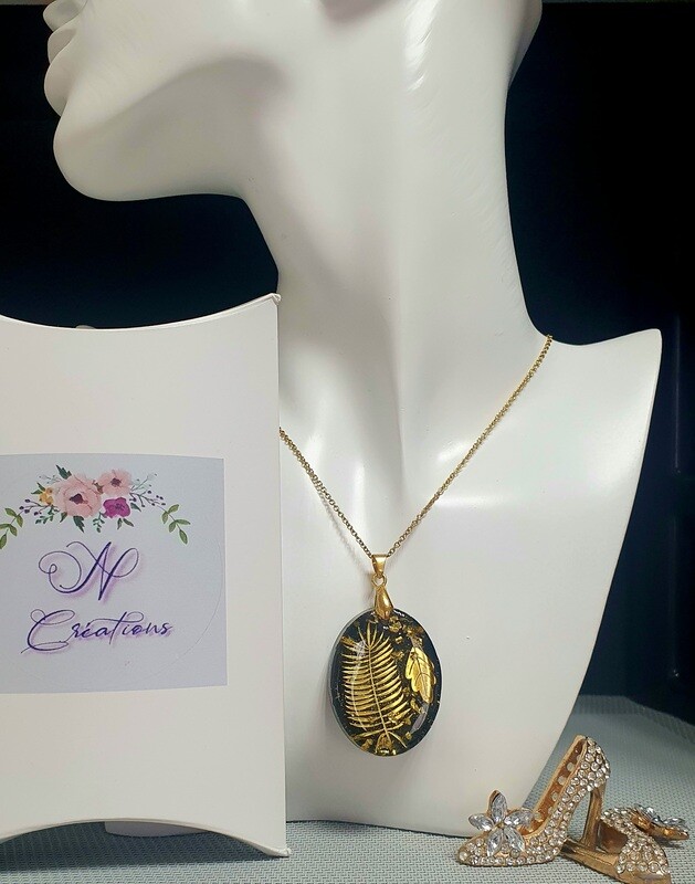 🌿🍃 Très beau pendentif en résine noire et feuilles de fougères dorées. Fabrication artisanale. Modèle unique.