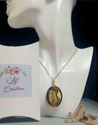 🌿🍃 Très beau pendentif en résine noire et feuilles de fougères dorées. Fabrication artisanale. Modèle unique.