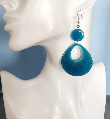 🌊 Jolies boucles d&#39;oreilles gouttes en résine et poudre de mica bleue Bora-Bora 🌊 Fabrication artisanale. Modèle unique.