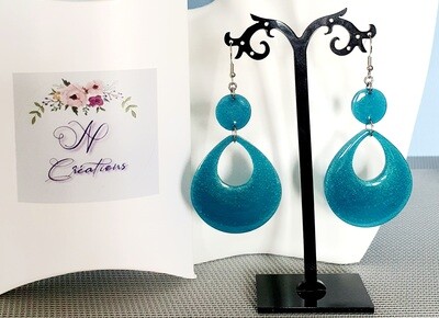 🌊 Jolies boucles d&#39;oreilles gouttes en résine et poudre de mica bleue Bora-Bora 🌊 Fabrication artisanale. Modèle unique.