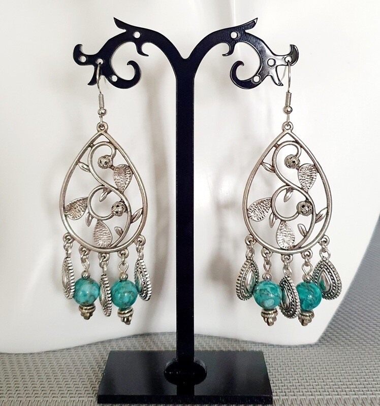 💐 Très jolies boucles d&#39;oreilles Bohême gouttes et volutes. Perles turquoises. Fabrication artisanale. Modèle unique.