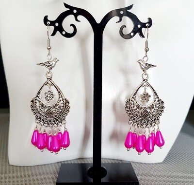 🐦🌸 Bucoliques 🌸🐦 Très jolies boucles d&#39;oreilles Bohême fuchsia acidulé. Perles oiseaux et petites fleurs. Fabrication artisanale. Exemplaire unique.