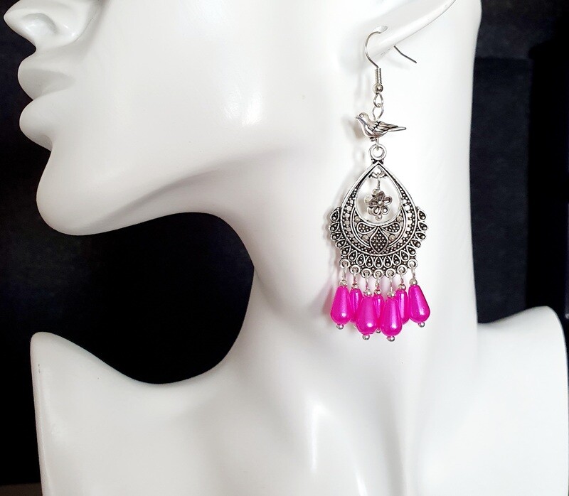 🐦🌸 Bucoliques 🌸🐦 Très jolies boucles d&#39;oreilles Bohême fuchsia acidulé. Perles oiseaux et petites fleurs. Fabrication artisanale. Exemplaire unique.