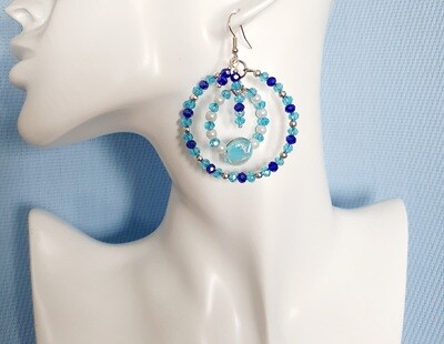 🌊🌞 Magnifiques et scintillantes doubles créoles argentées. Perles blanches nacrées et cristal bleu saphir et bleu azur. Entièrement faites à la main. Modèle unique.