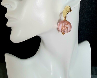 💖 Très jolies boutons d&#39;oreilles dorés. Galets en verre rose et inclusion de poudre pailletée rosée. Fabrication. Exemplaire unique.