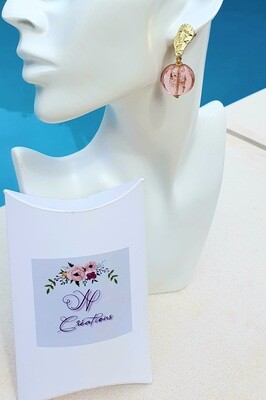 💖 Très jolies boutons d&#39;oreilles dorés. Galets en verre rose et inclusion de poudre pailletée rosée. Fabrication. Exemplaire unique.