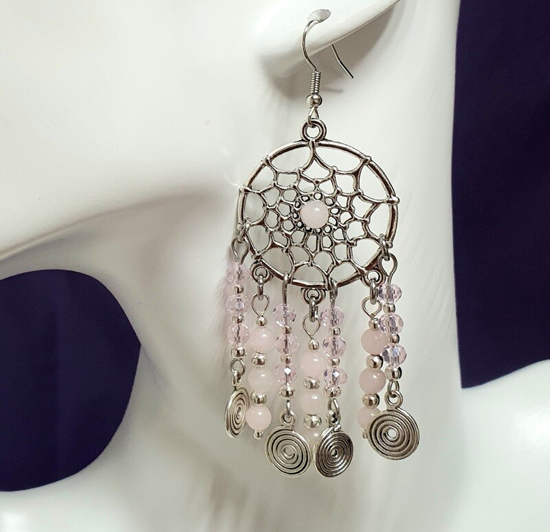 💐 Bohême 💐 Très jolies boucles d&#39;oreilles attrape-rêves argentées. Perles de Quartz rose et toupies en cristal rose. Entièrement montées à la main. Exemplaire unique.