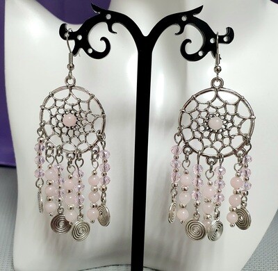 💐 Bohême 💐 Très jolies boucles d&#39;oreilles attrape-rêves argentées. Perles de Quartz rose et toupies en cristal rose. Entièrement montées à la main. Exemplaire unique.