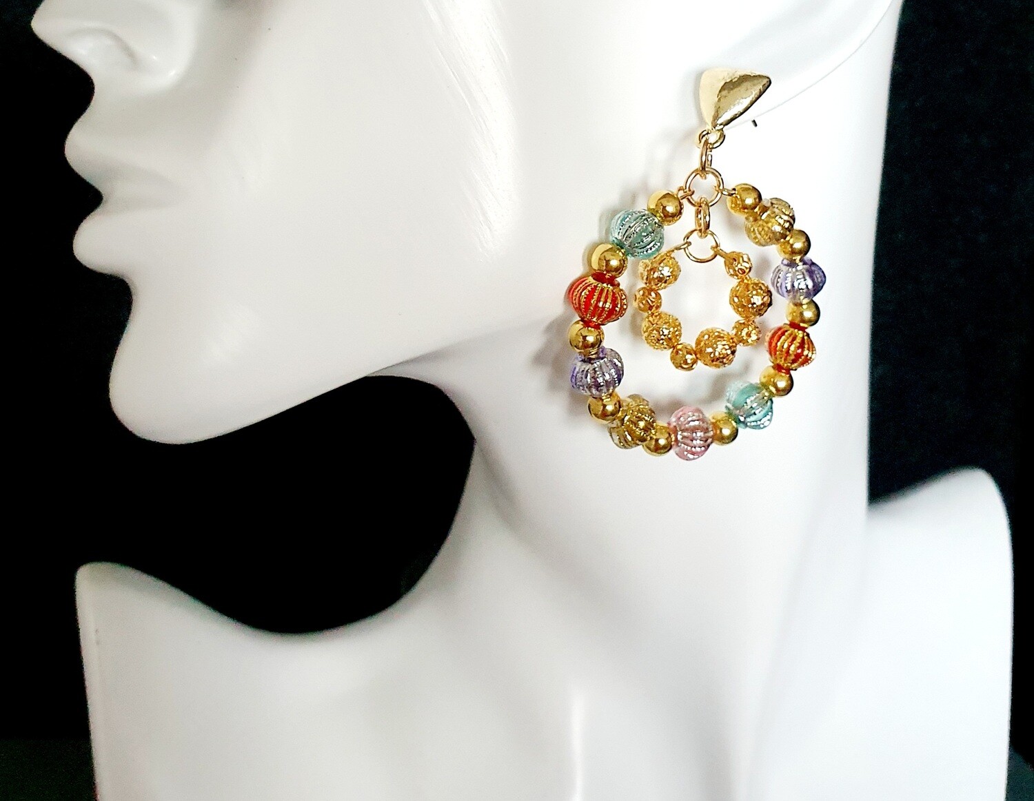 💝 Ravissantes boucles d&#39;oreilles créoles dorées. Perles lanternes multicolores. Création artisanale. Exemplaire unique.