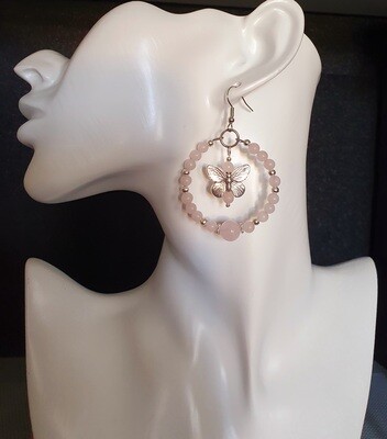 💗 Très jolies créoles acier, perles en véritable Quartz rose et papillons 🦋🦋💗 Création artisanale. Exemplaire unique.