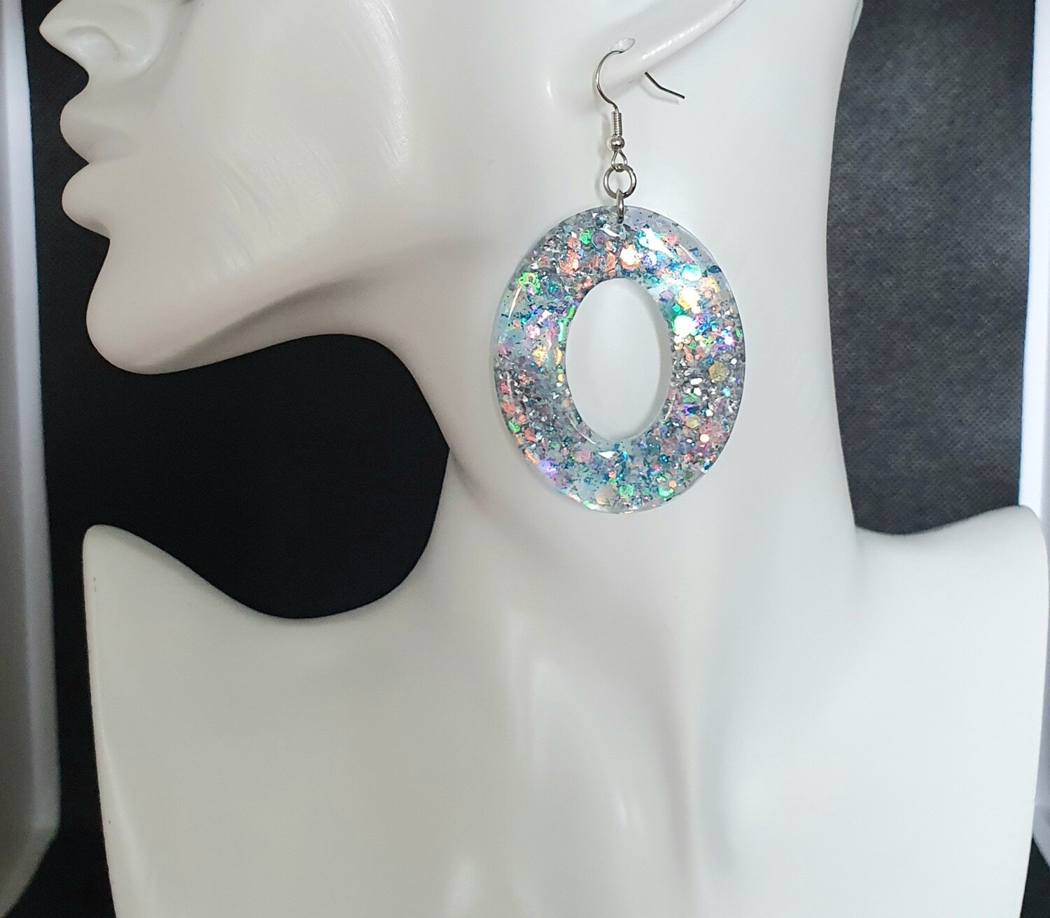 💖 Scintillantes 💖 Magnifiques boucles d&#39;oreilles ovales. Résine et paillettes holographiques. Création artisanale. Modèle unique.