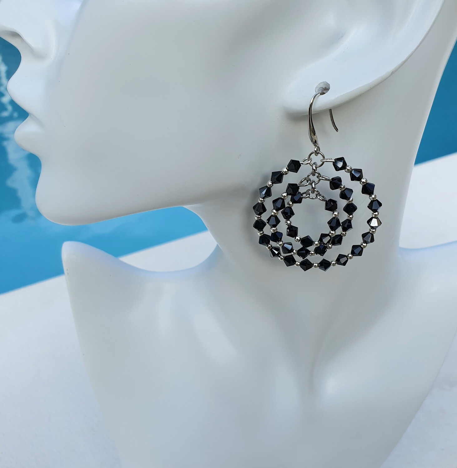 💎 Scintillantes triples créoles et perles toupies en cristal noir intemporel 💎 Création artisanale. Modèle unique.
