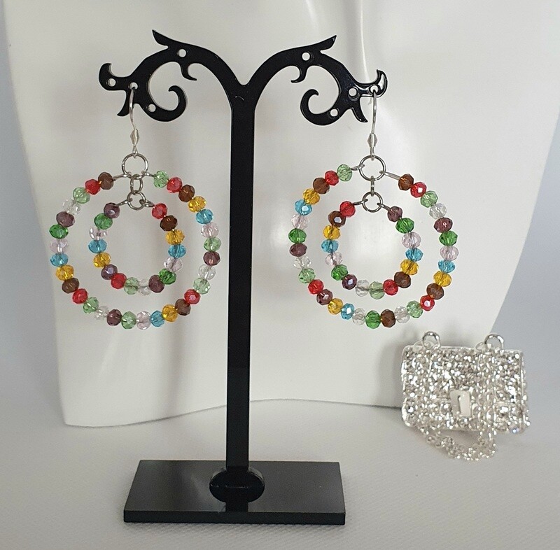 💖 Ravissantes créoles argentées. Petites perles en cristal multicolore. Création artisanale. Modèle unique.