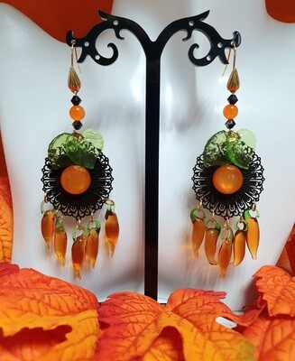 🌶 Originales et piquantes 🌶 Boucles d&#39;oreilles ovales filigranes noires petits piments ambrés en verre. Création artisanale. Modèle unique.