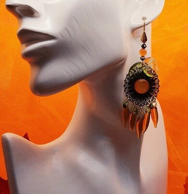 🌶 Originales et piquantes 🌶 Boucles d&#39;oreilles ovales filigranes noires petits piments ambrés en verre. Création artisanale. Modèle unique.