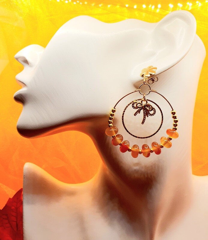 🙏🧡 Très jolies créoles dorées. Perles plates en véritable Cornaline. Création artisanale. Modèle unique.