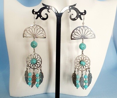 💙 Très jolies boucles d&#39;oreilles style Aztèque en acier inoxydable et perles couleur turquoise. Création artisanale. Modèle unique.