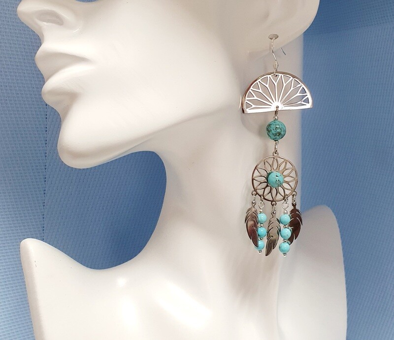 💙 Très jolies boucles d&#39;oreilles style Aztèque en acier inoxydable et perles couleur turquoise. Création artisanale. Modèle unique.