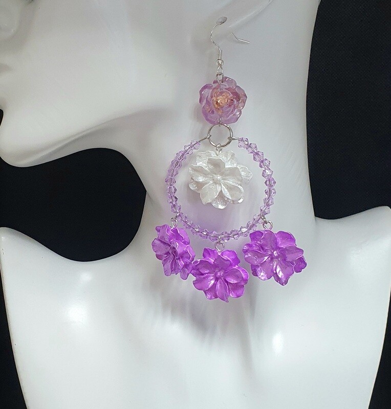 🌺💝 Romantiques et vitaminées 🤩 Grandes créoles en acier inoxydable et fleurs en acrylique lilas irisées et blanches nacrées. Création artisanale. Exemplaire unique.