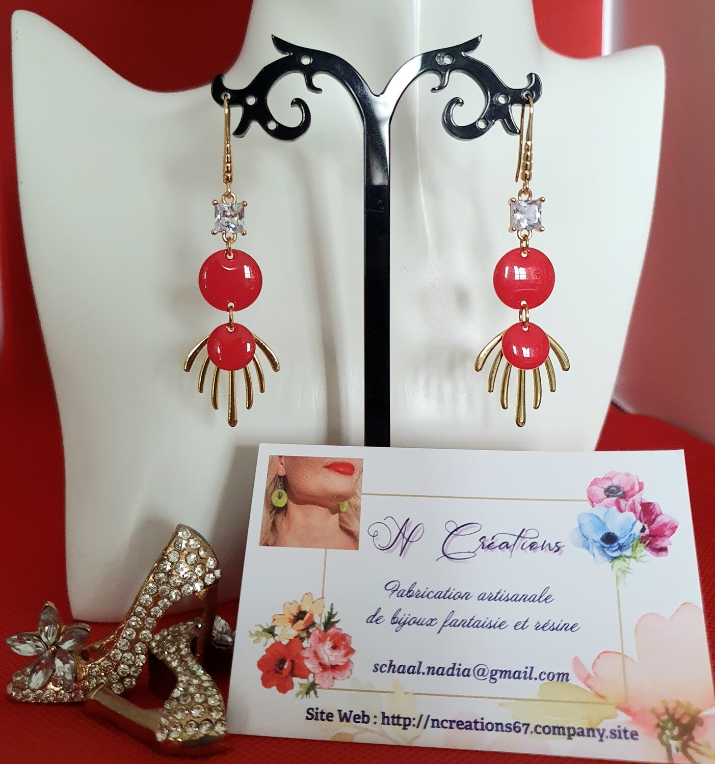💝 Très jolies boucles d&#39;oreilles en acier doré inoxydable. Pendentifs émail rouge et cristal carré. Création artisanale. Exemplaire unique.
