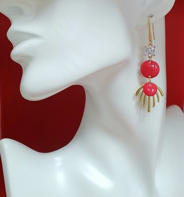 💝 Très jolies boucles d&#39;oreilles en acier doré inoxydable. Pendentifs émail rouge et cristal carré. Création artisanale. Exemplaire unique.