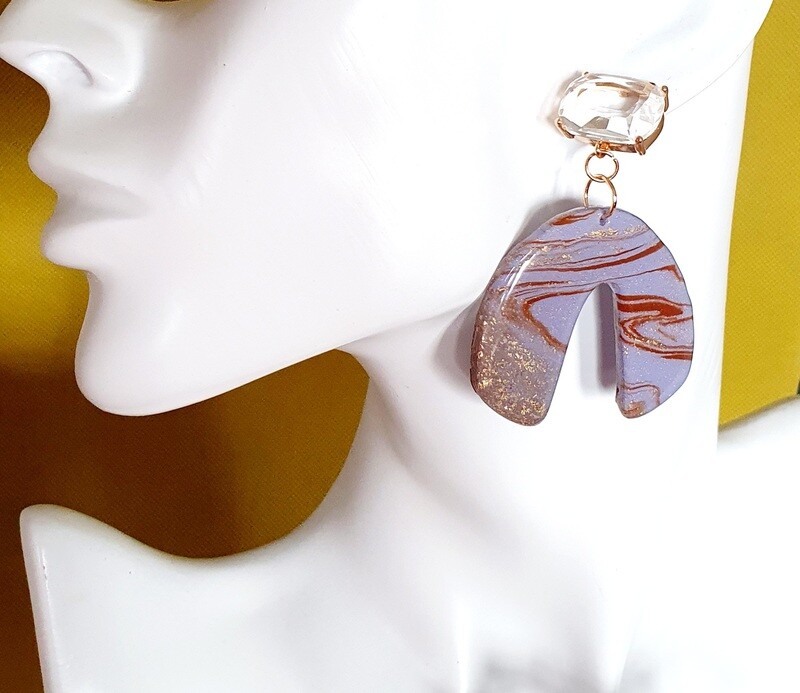 🤩 Nouveauté 🤩 Boucles d&#39;oreilles Polymère mauves, marbrées caramel et feuilles d&#39;or froissées. Cristal. Création artisanale. Exemplaire unique.