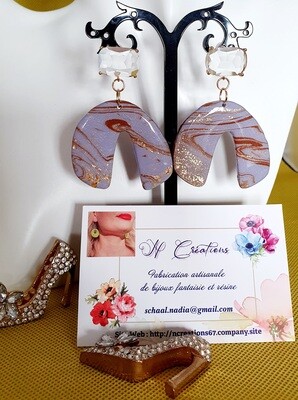 🤩 Nouveauté 🤩 Boucles d&#39;oreilles Polymère mauves, marbrées caramel et feuilles d&#39;or froissées. Cristal. Création artisanale. Exemplaire unique.