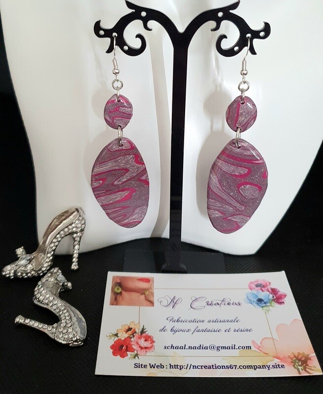🤩 Nouvelle collection 🤩 Très jolies et légères à porter  Boucles d'oreilles en argile Polymère mauve, marbrées fuchsia et feuilles d'argent froissées. Création artisanale. Exemplaire unique.