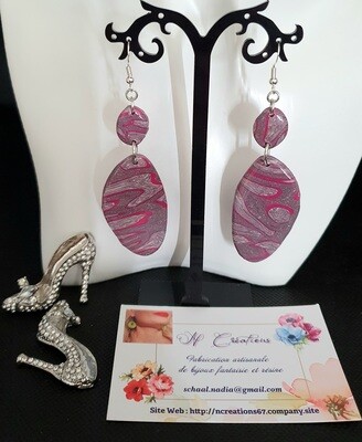 🤩 Nouvelle collection 🤩 Très jolies et légères à porter  Boucles d&#39;oreilles en argile Polymère mauve, marbrées fuchsia et feuilles d&#39;argent froissées. Création artisanale. Exemplaire unique.
