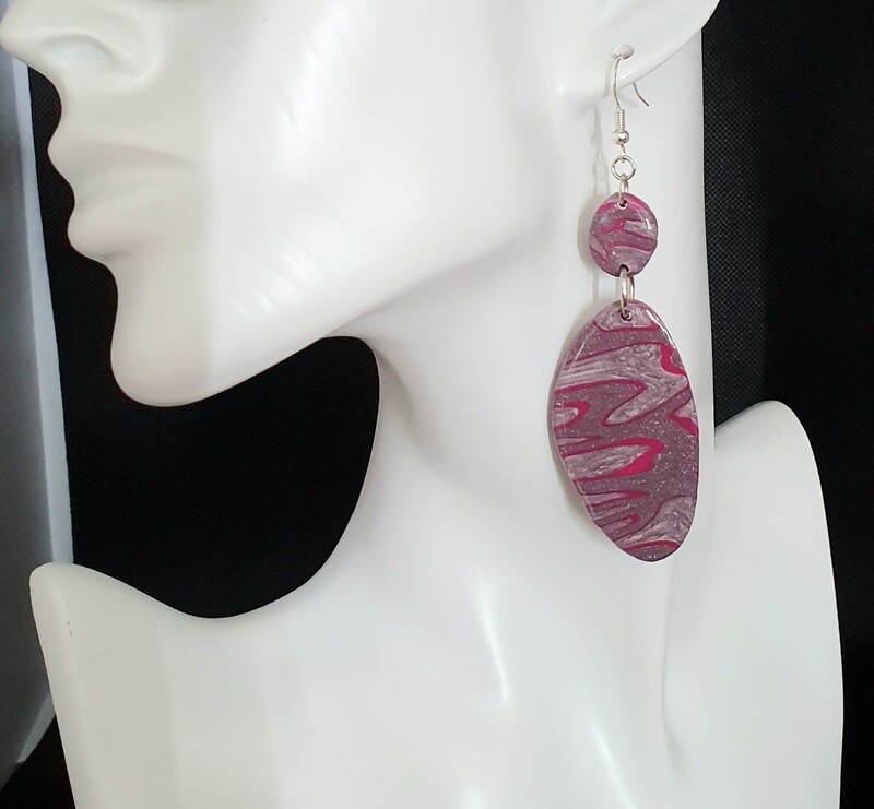 🤩 Nouvelle collection 🤩 Très jolies et légères à porter  Boucles d&#39;oreilles en argile Polymère mauve, marbrées fuchsia et feuilles d&#39;argent froissées. Création artisanale. Exemplaire unique.