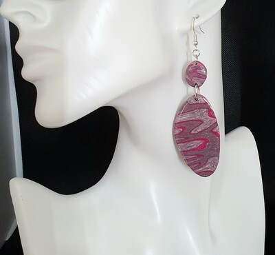 🤩 Nouvelle collection 🤩 Très jolies et légères à porter  Boucles d&#39;oreilles en argile Polymère mauve, marbrées fuchsia et feuilles d&#39;argent froissées. Création artisanale. Exemplaire unique.